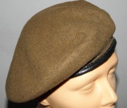 Beret wojskowy w kolorze oliwkowym