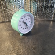 Budzik analogowy tradycyjny z nóżkami czytelny zegarek