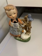 Figurka dziewczynki z gąską 