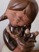 Urocza figurka vintage – Dziewczynka z kwiatami – Ceramika artystyczna