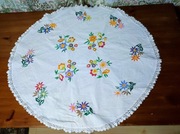 Ręcznie haftowana serweta 81x77