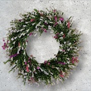 Wianek dekoracyjny,kwiatowy,gęsty,szeroki,biel,róż,zieleń.