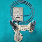 Masywny system mocowania mechanizmu zegara ze śrubami po Guciu B.