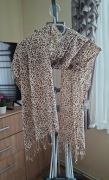 szal z printem leoparda. Długość 170 cm, szerokość 55 cm.