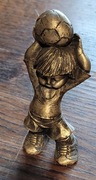 Metalowa figurka chłopca z piłką