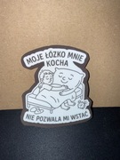 Naklejka "Moje lóżko mnie kocha - Nie pozwala mi wstać"