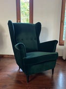 Zielony fotel uszak Strandmon z IKEA 
