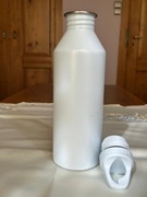 Biała butelka z tworzywa podobnego do aluminium