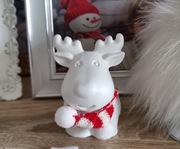 Gipsowy renifer w szaliku