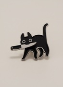 Przypinka metalowa pin CZARNY KOT z NOŻEM „kotek morderca” czarna