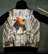 Bluza dresowa z nadrukiem na plecach i z kapturem.