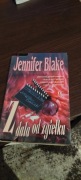Jennifer Blake-Z dala od zgiełku.