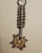 Brelok grawerowany w drewnie Naruto shippuden Paracord