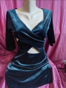 Seksowna, welurowa mała czarna z rozcięciami 