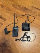 Hełm ASG wraz z oporządzeniem pod radio, radio baofeng oraz akcesoria 