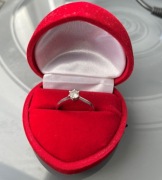 Pierścionek zaręczynowy z diamentem