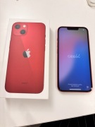IPhone 13 Produkt_RED z akcesoriami