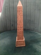 Figurka - egipski obelisk
