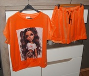 Welurowy pomarańczowy dres z dziewczynką r. M/L