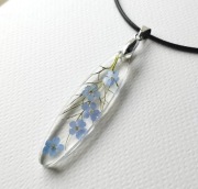 Wisiorek z niezapominajkami