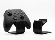 Stojak na pad Xbox / PS4 / PS5 – Druk 3D