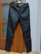 Czarne spodnie woskowane 