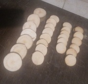 Małe plastry z drewna