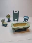 Miniaturowe drewniane mebelki do domków dla lalek