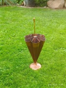 Parasolnik w formie parasolki.