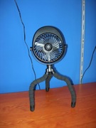 Mały wentylator biurkowy trójnóg