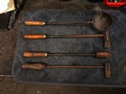 Zestaw starych lutownic miedzianych i łyżka odlewnicza