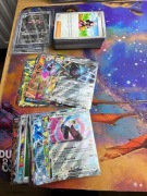 20 ORYGINALNYCH KART Pokemon + KARTY HOLO/EX/V/REVERSE HOLO GRATIS!