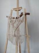 Makrama na drewnianej gałęzi