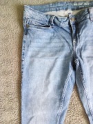Spodnie jeans zwężane nogawki 
