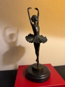 Figurka rzezba włoska sygnowana brąz marmur 