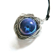 Lazurowy błękit, duża ceramiczna kula w srebrnej aureoli, wisior