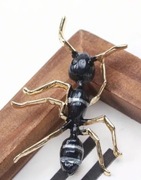 Broszka mrówka matal z emalią