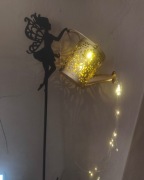 Lampa solarna konewka LED + uchwyt kobieta ze skrzydłami