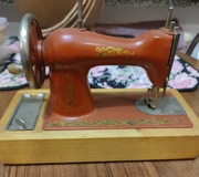 Stara mini maszyna do szycia PRL