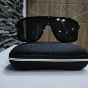 Nowe okulary z etui przeciwsłoneczne 