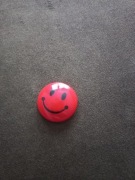 Magnes na lodówkę czerwony okrągły uśmiechnięta buźka 2 cm nowy 