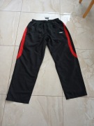 Spodnie sportowe Umbro czarne z czerwonymi wstawkami – wygodne i lekkie