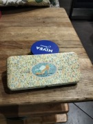 Stary metalowy piórnik