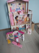 Domek dla lalek z karetką i innym rzeczami