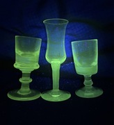 kieliszki nie-uranowe duzo szkla stare swieci uv