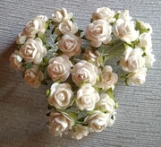 Kwiatki różyczki papierowe kremowe 10mm 50szt.