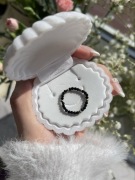 Czarny turmalin elastyczny pierścionek z drobnych koralików handmade