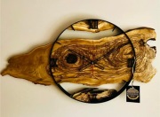 Zegar o średnicy 50 cm zatopiony w drewnie oliwnym