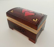 Drewniana mała szkatułka kasetka kuferek w serca skrzynka