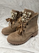 NOWE Borki Trapery damskie zamszowe beżowe z perełkami cyrkoniami r.38